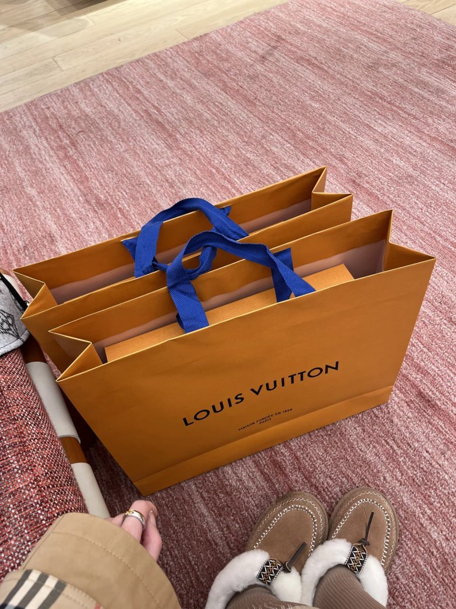 lelaaas's tweet image. Because the best things in life are always branded. 😉✨ #BrandObsession #ShopWithStyle