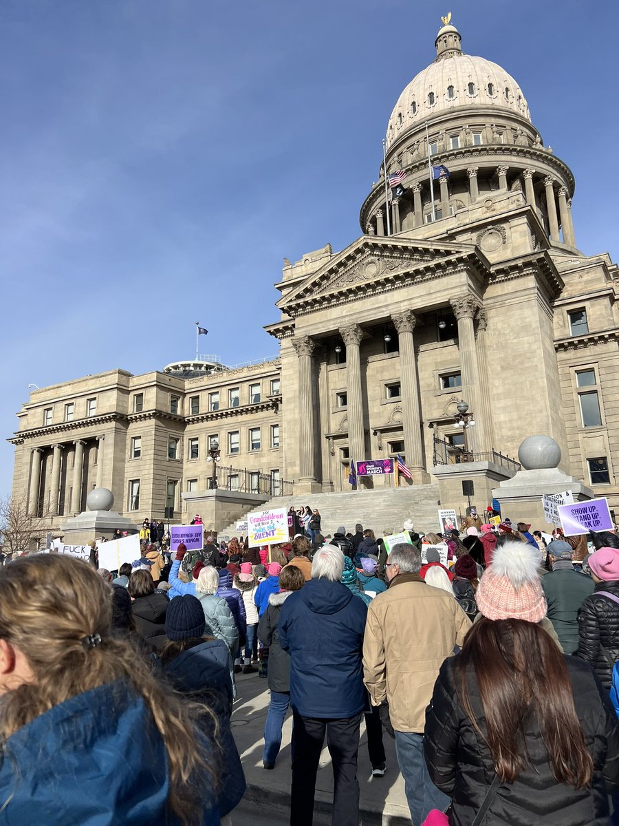 sweaver's tweet image. We’re here, #idleg ✊🏻
