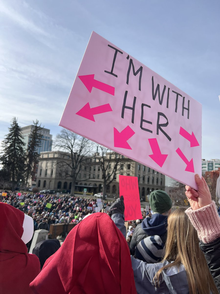 sweaver's tweet image. We’re here, #idleg ✊🏻