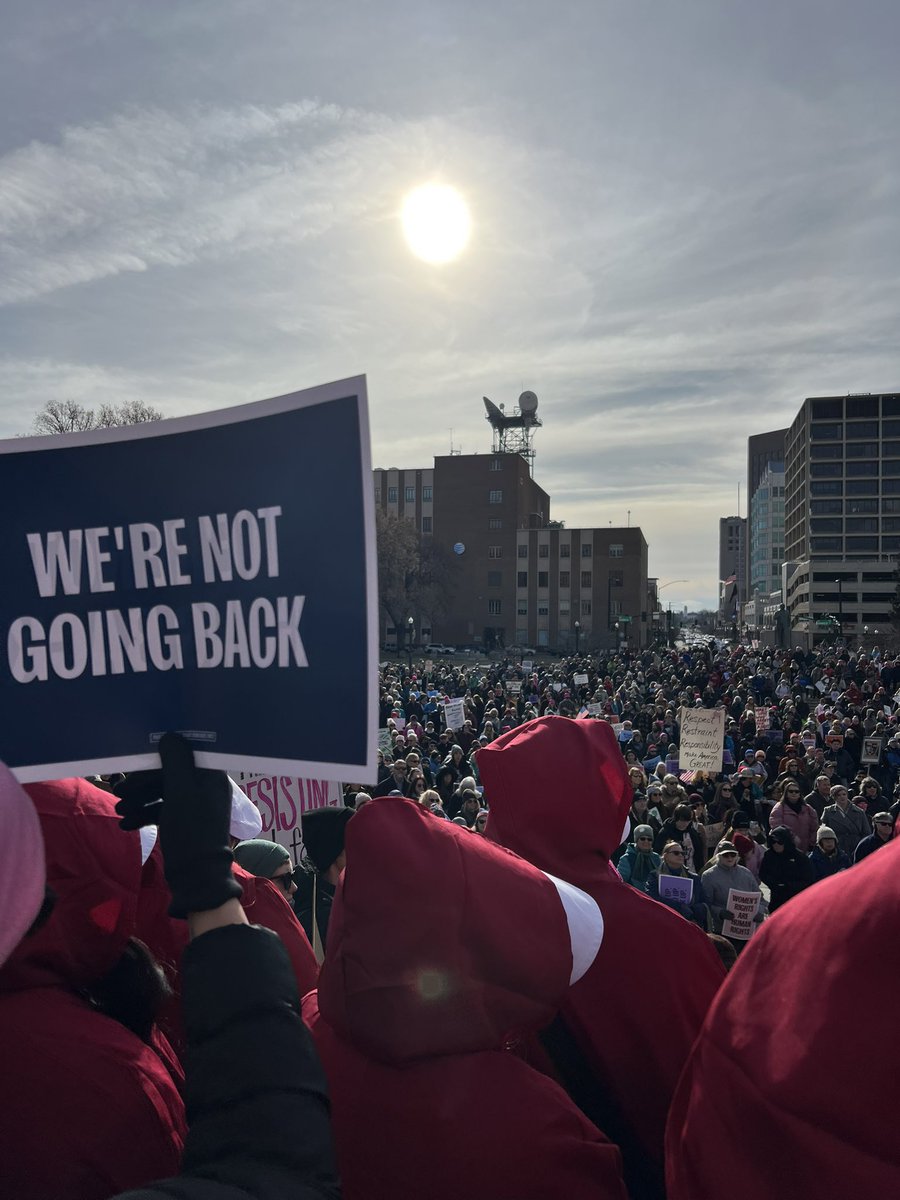 sweaver's tweet image. We’re here, #idleg ✊🏻