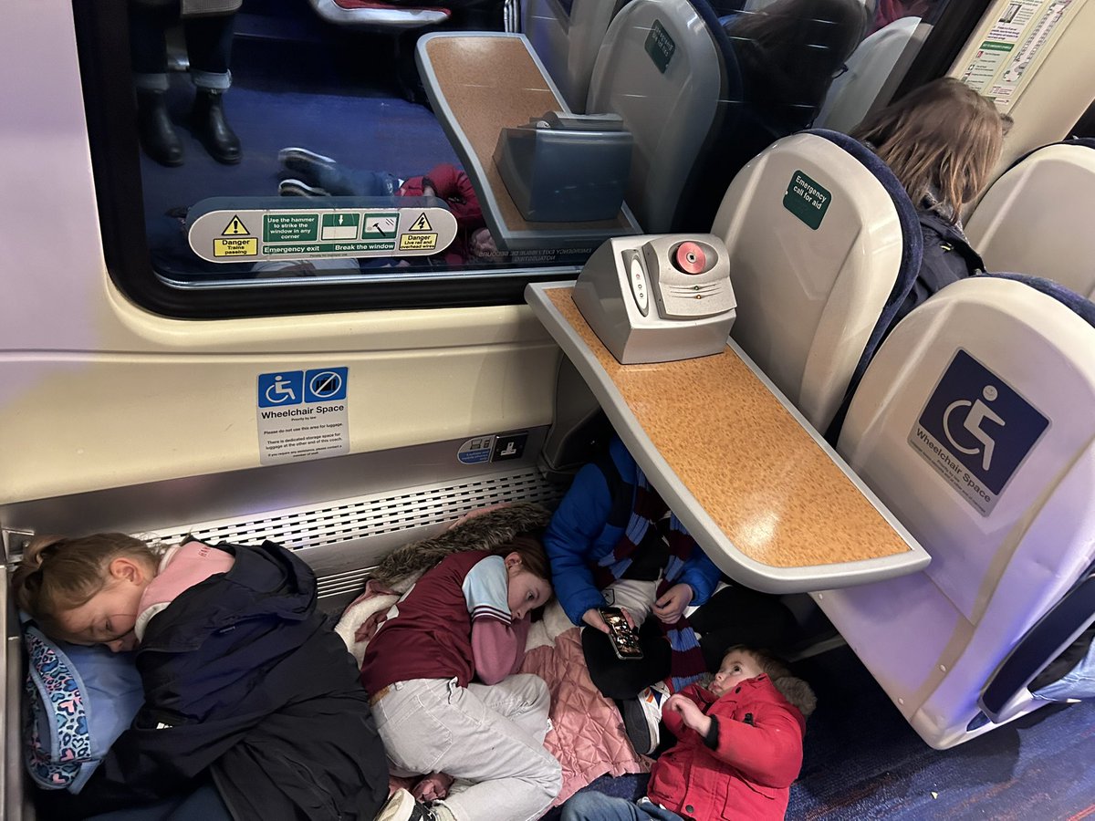 JWhufc's tweet image. ‘Top quality’ service from @VirginTrainsTix this evening. Don’t know why there’s never enough carriages so then we don’t have to result to having young children having to lay on the floor. Disgusting