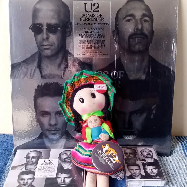 u2peru's tweet photo. Nuestra amiga Suyay presum..., ejem, enseñando parte de su colección de nuestra banda favorita 🤗🤩😍🥰
#Suyay #U2 #RSD #RSDBF #AtomicCity #Reassemble #HTRAAB #Trabant #FunkoPop #SongsOfSurrender #vinyl https://t.co/QviDjCu1RR