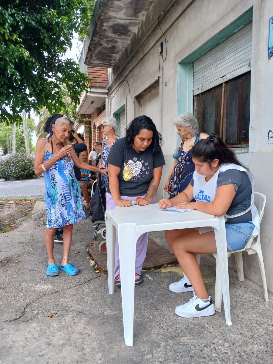 lealtadavell's tweet photo. ENTREGA DE MERCADERÍA EN GERLI 🫂

🔹 Este sábado recibimos a los vecinos y vecinas para la entrega de bolsones. 

Conversamos con ellos sobre como se encuentran y que expectativas tienen en este comienzo de año 👥 https://t.co/s4bxXjii4x
