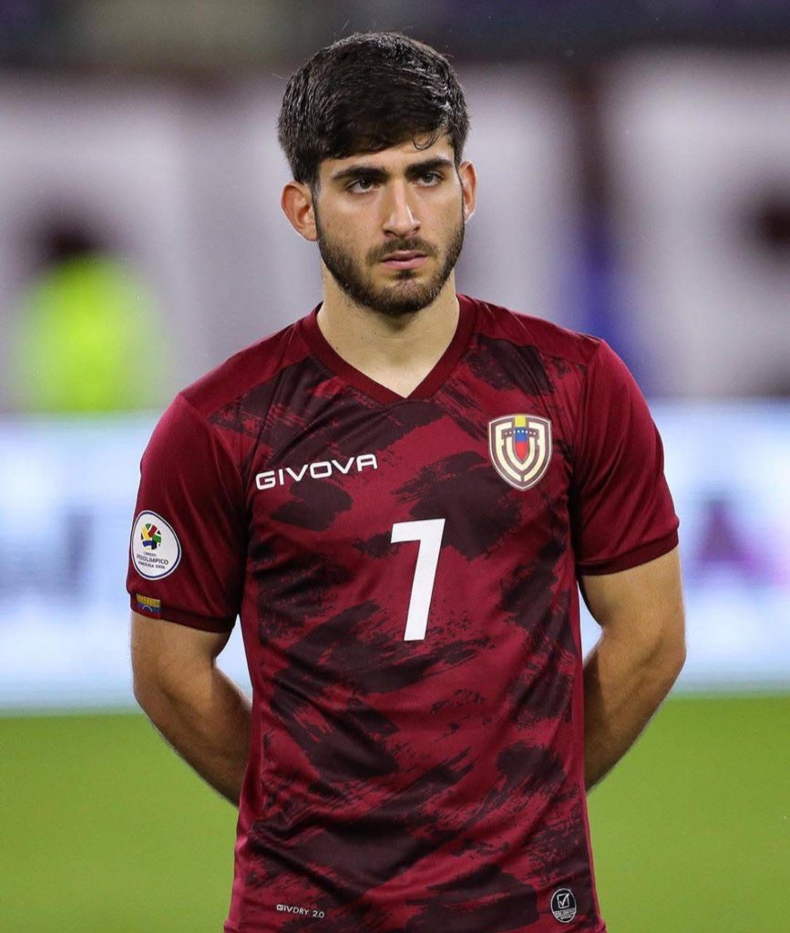 El papá de Jhon Chancellor sigue preso injustamente y nadie de la selección dice nada. Su madre, Flor María, de 94 años, enfrenta esto sola. ¿Y aún hay gente defendiendo al hijo del mega delincuente de Lacava? 

Terminen de entender que son ELLOS CONTRA NOSOTROS, SIN PIEDAD.