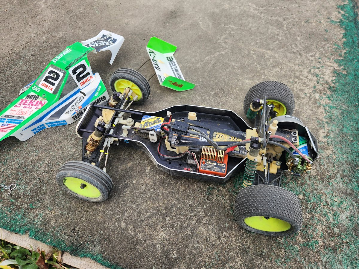 Maximumdrive_'s tweet image. #teamassociated
#RC10W
#TeamNOVAK
#TeamATLAS
ついに復活。
当時物のアンプは調子がいまいちだった。TEKINのMスターにいたっては壊れてた😭LIPOでブラシレスにしようかな。
ダンパーもギアBOXもノーメンテでタイヤも当時物なのにスンゴイ良く走るわ
