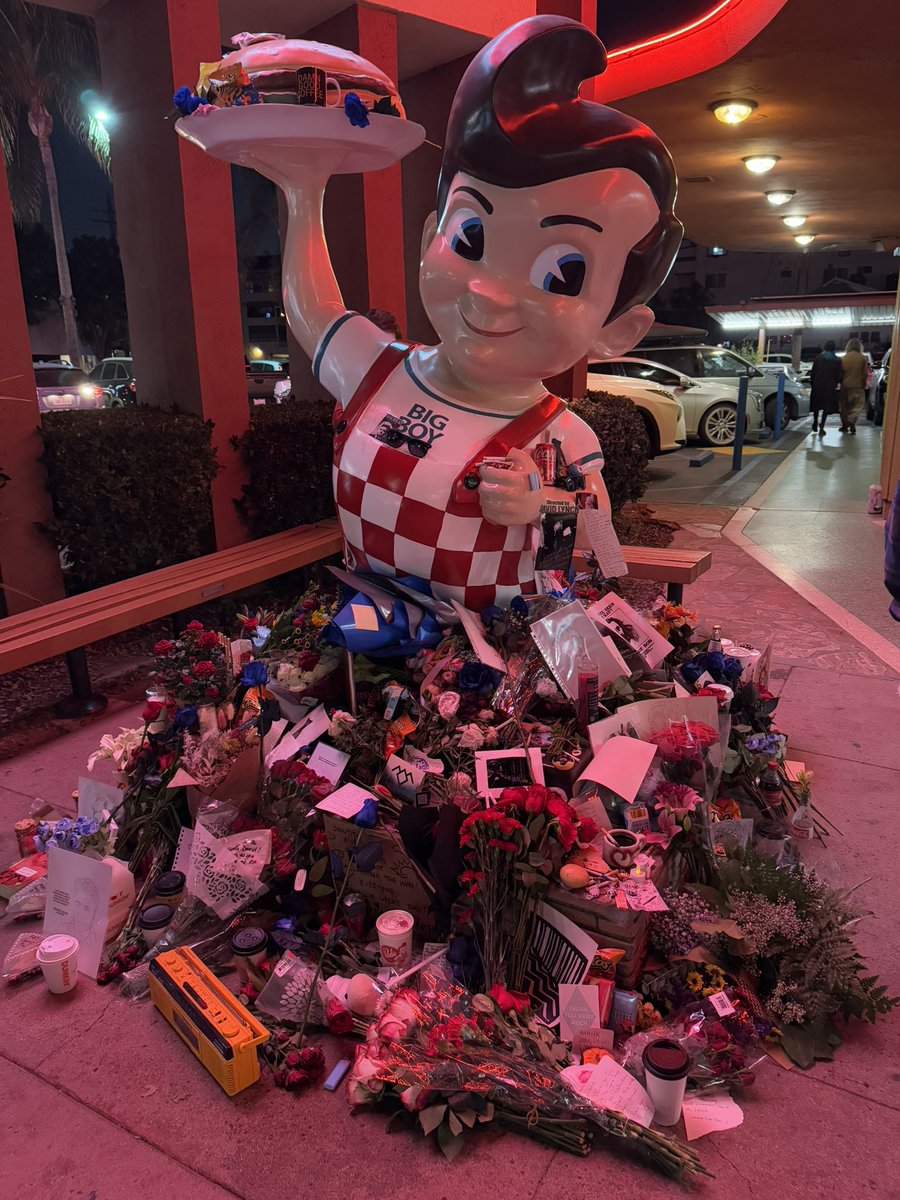 HorrorGirlProbs's tweet image. Collective grief has manifested in such an outpouring of love. What a wonderful thing to witness.