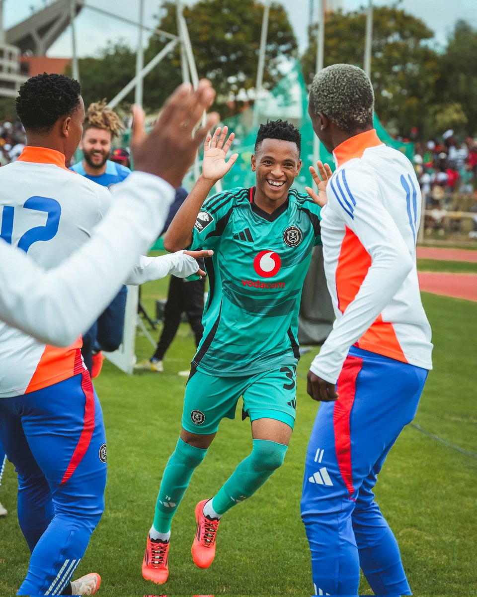 To us who are tweeting  using our real names &amp; surnames 🕺🕺🕺🕺🕺🕺