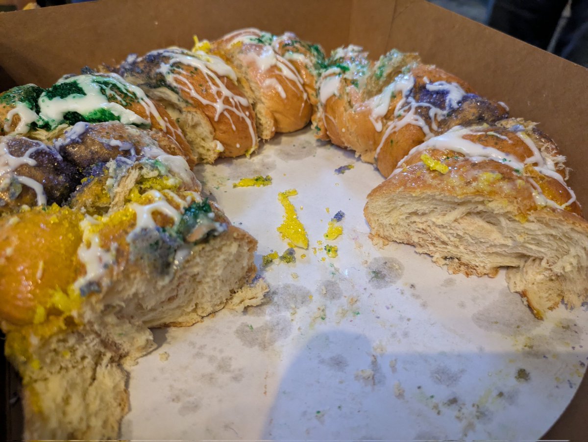 (a few days behind)

"Cream cheese" Hubigs's #kingcake. Almost zero cream cheese. Still dry and sad.
