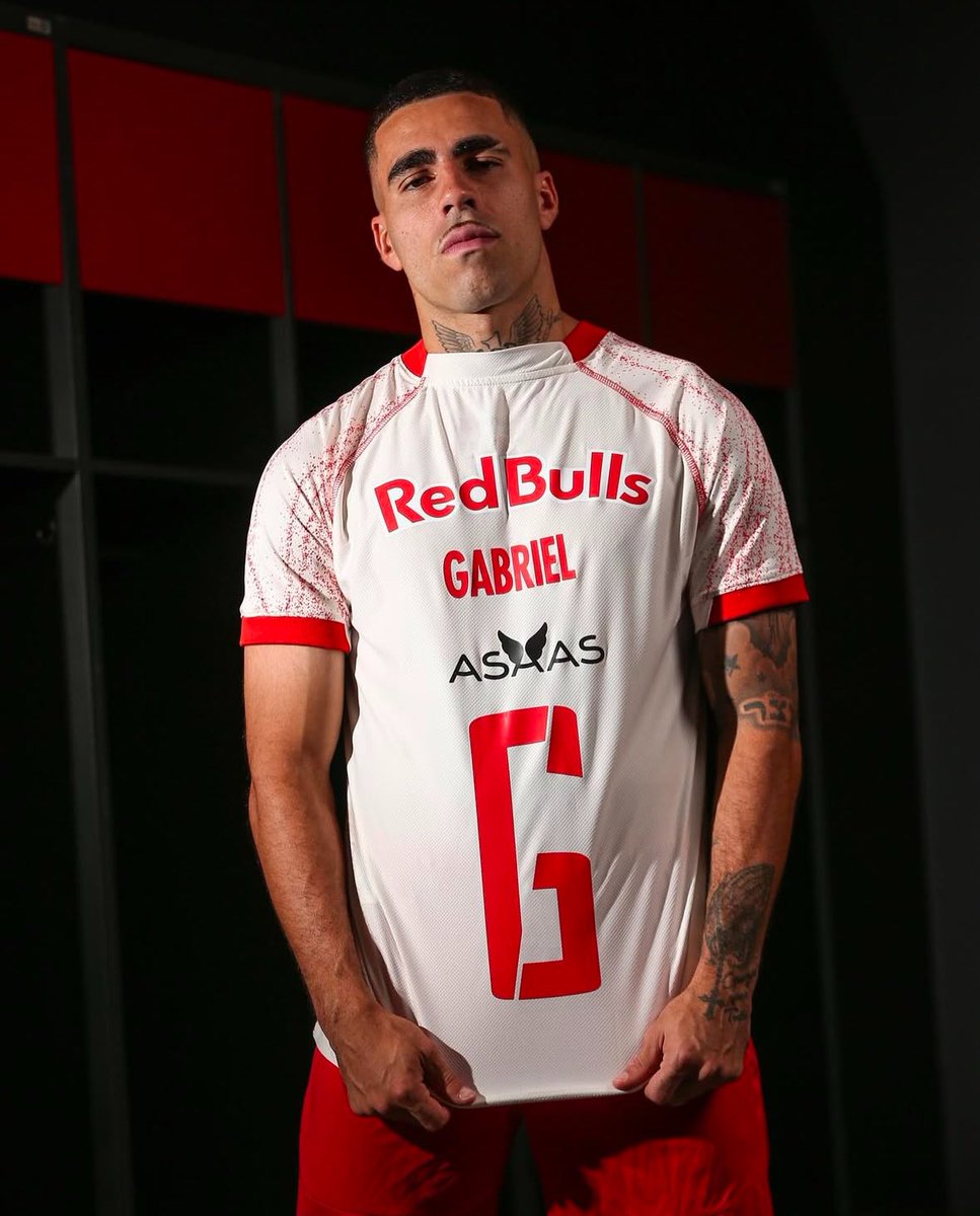 Na raça, no suor e no respeito a camisa <a href="/RedBullBraga/">Red Bull Bragantino</a> 🤝🏾