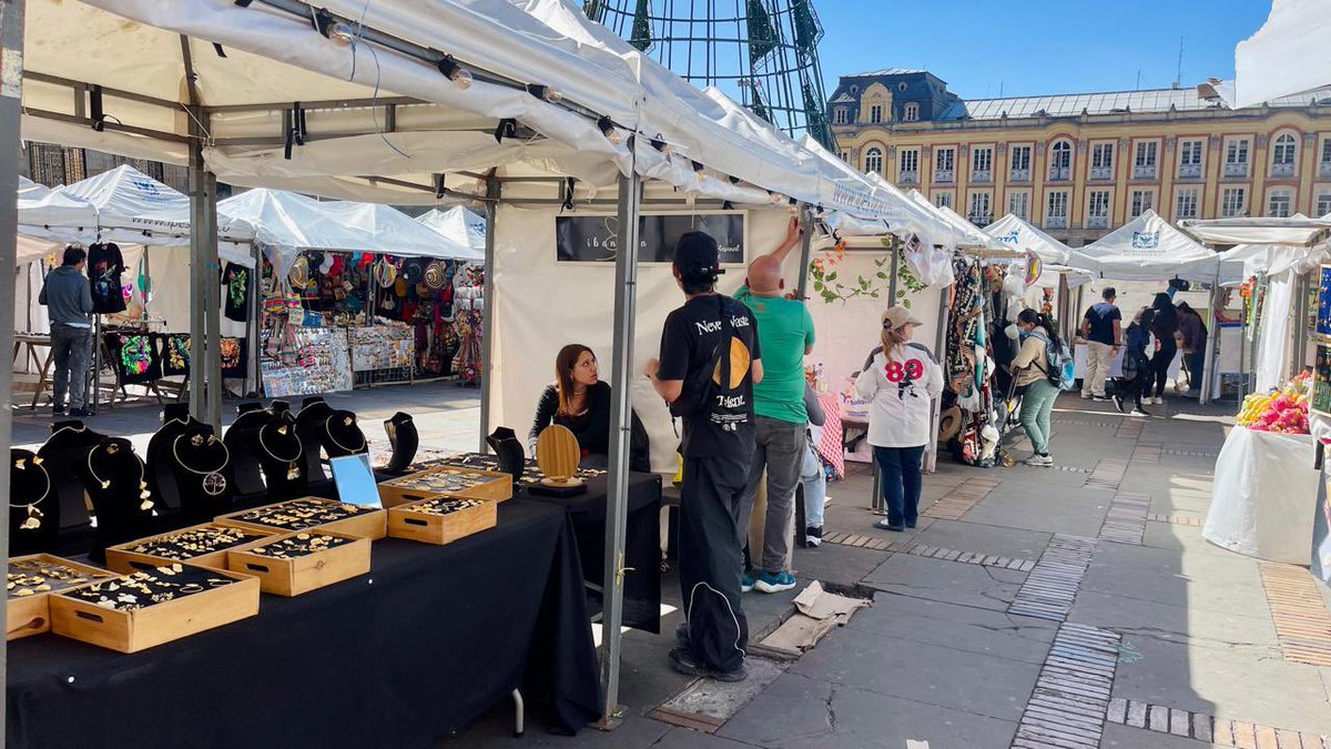 IPESBogota's tweet photo. La #FeriaIPES #ManosQueTransforman 2025 es el lugar para descubrir el arte y la tradición de #BogotáMiCiudadMiCasa
📅 Hasta el 21 de enero
⏰ 9:00 a.m. a 6:00 p.m.
Ven a la Plaza de Bolívar, apoya el talento local y vive la transformación. https://t.co/ECelo5I4eP
