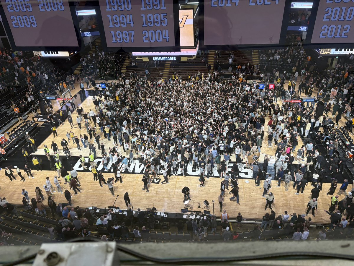 aria_gerson's tweet image. The court storm: