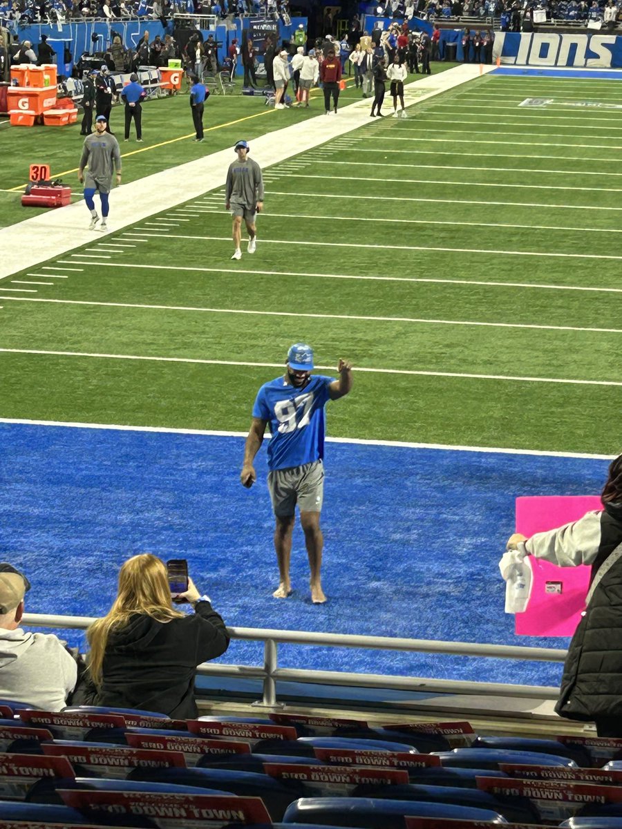 Za’Darius Smith rocking the Hutch T-shirt