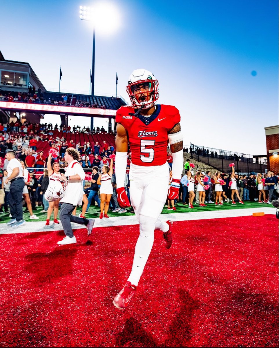 Kam_Brown3's tweet photo. Extremely blessed to have received an offer from @LibertyFootball @teddyjgallagher @CoachWooChing 
#AGTG #REDSMOKE #FLAMESUP 
@BearDownHOCO @Ztaisler @CoachDollar @CoachEdwards10 https://t.co/92rWxRQL70