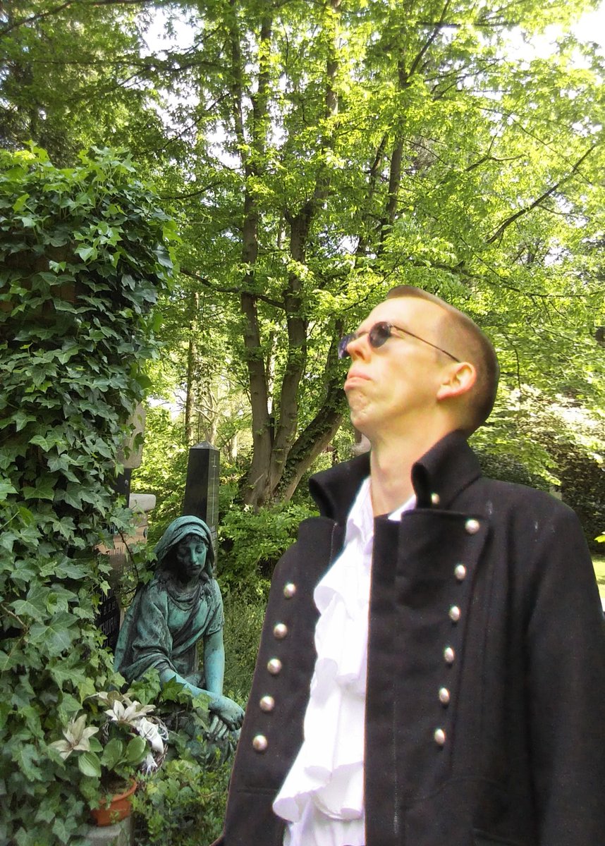 Explizit Einsam #gothic #darkwave #mittelalter #darkambient #neuedeutschetodeskunst #grab #grave #graveyard #cemetary #friedhof #melatenfriedhof #köln #cologne #goth #gothboy #gothlife #expliziteinsam #andreasohle