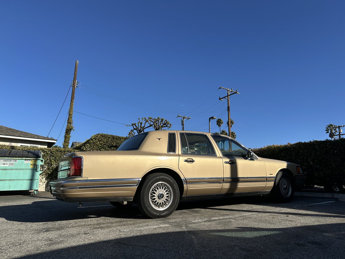 Ventura jawns. Never seen that van before.