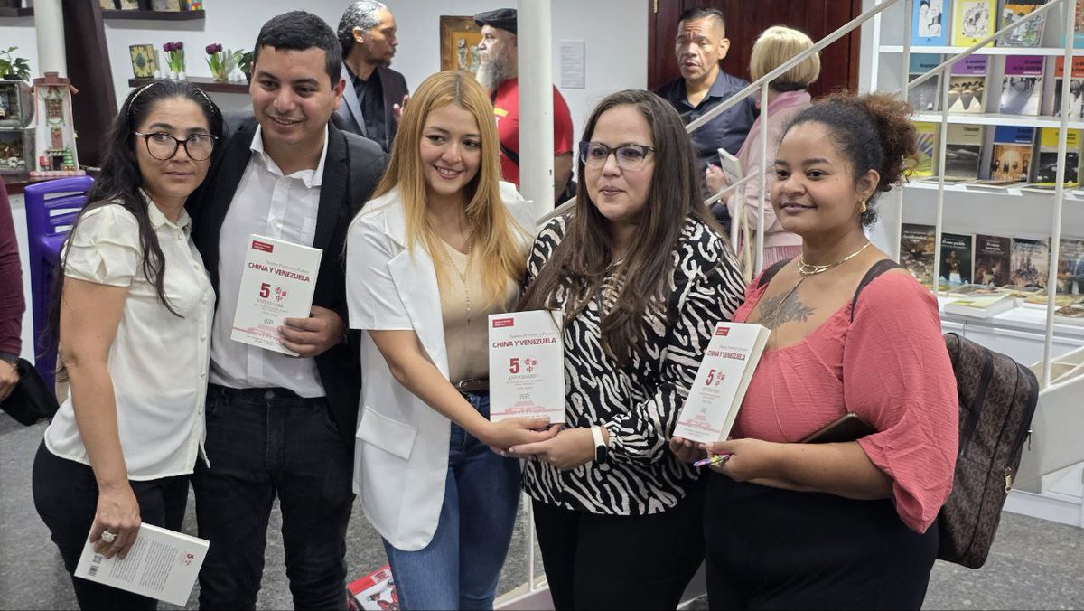 La editorial “Ediciones CVEC” presentó su nuevo libro «China y Venezuela: Pasado, Presente y Futuro» en el Teatro Teresa Carreño. 

 CLICK 👉 cvechina.org/eventos/presen… 👆🖱 ¡Visítanos!  

#中国 #Leer #Educación #Historia #Cultura #Política #China #Venezuela #EdicionesCVEC