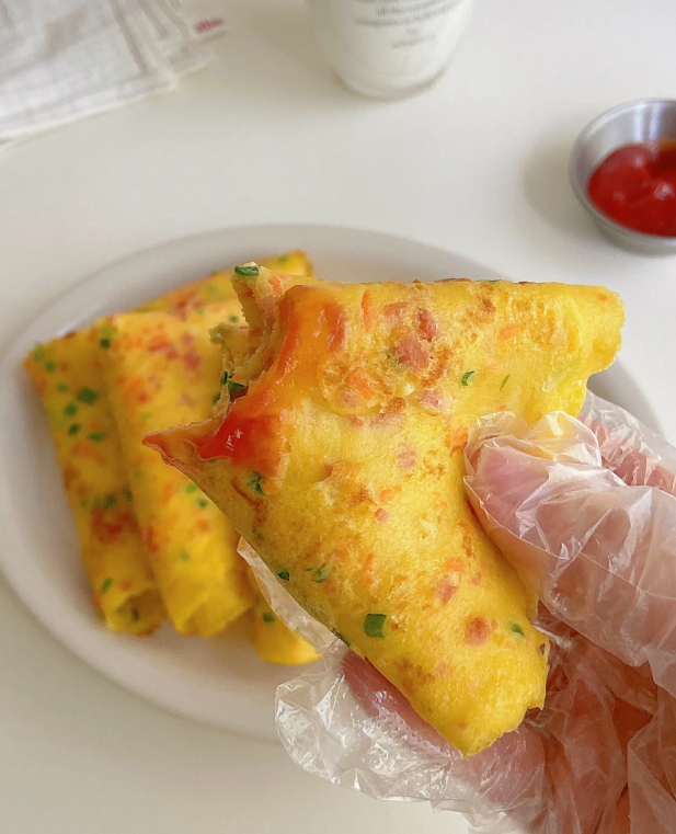 엄마가 해 주신 오믈렛의 맛이 아주 좋다.😋
아직도 어린 시절의 맛이다.역시 자기 입맛을 가장 잘 아는 사람은 바로 자기 엄마였다.😋 😋 😋