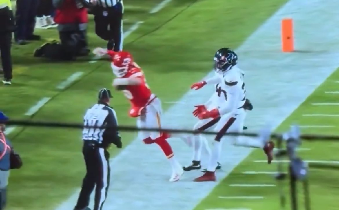 Is that Patrick Mahomes or Josh Allen I can’t tell 😂 #KCvsHOU #nfl #KansasCityChiefs #BuffaloBills