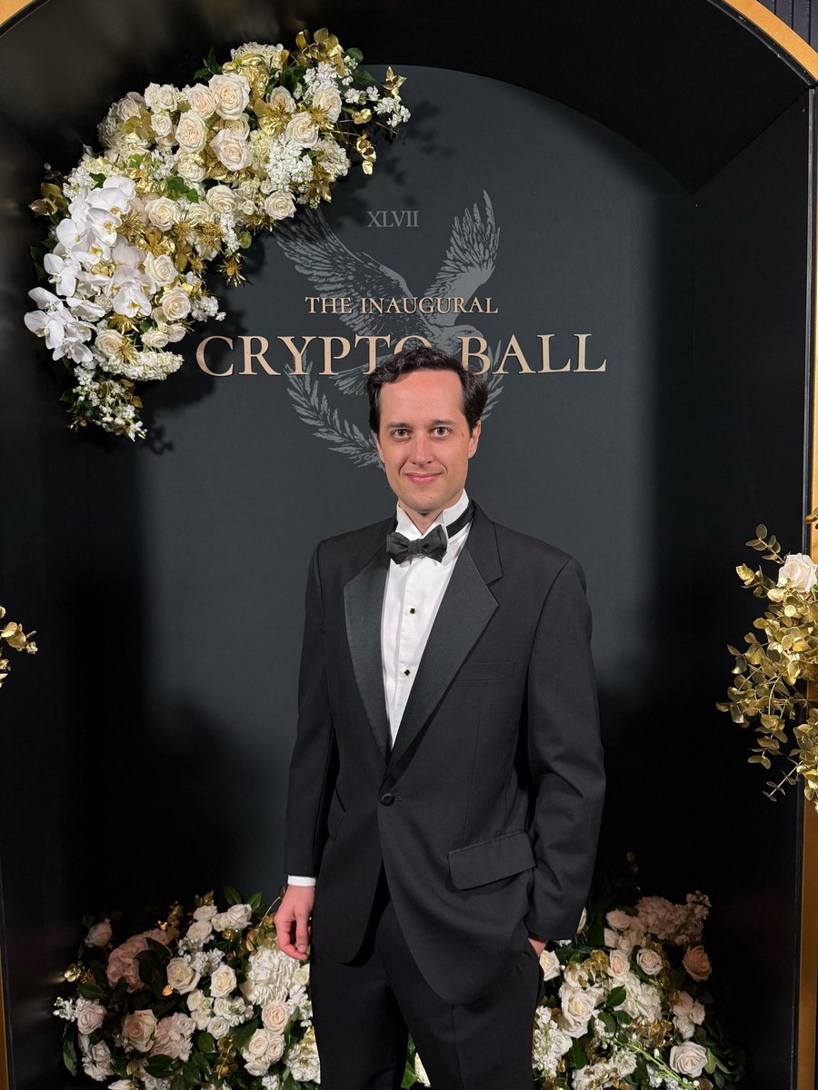 Daniel Vogel (@vogelbit) on Twitter photo Tuve el honor de ser invitado al Crypto Ball en Washington D.C., organizado como parte de la inauguración de <a href="/DavidSacks/">David Sacks</a> como nuevo "crypto zar" de EUA 🇺🇸. Representando a Bitso y a Latinoamérica, aquí algunos mensajes clave 🧵: Tuve el honor de ser invitado al Crypto Ball en Washington D.C., organizado como parte de la inauguración de <a href="/DavidSacks/">David Sacks</a> como nuevo "crypto zar" de EUA 🇺🇸. Representando a Bitso y a Latinoamérica, aquí algunos mensajes clave 🧵: