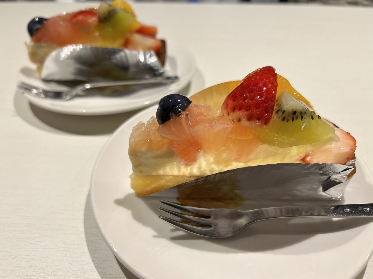 佐賀アリーナの目と鼻の先にある
新SUNのフルーツタルト
フルーツパフェ
おすすめです✨
イートインもできてランチもあります

shinsun.co.jp