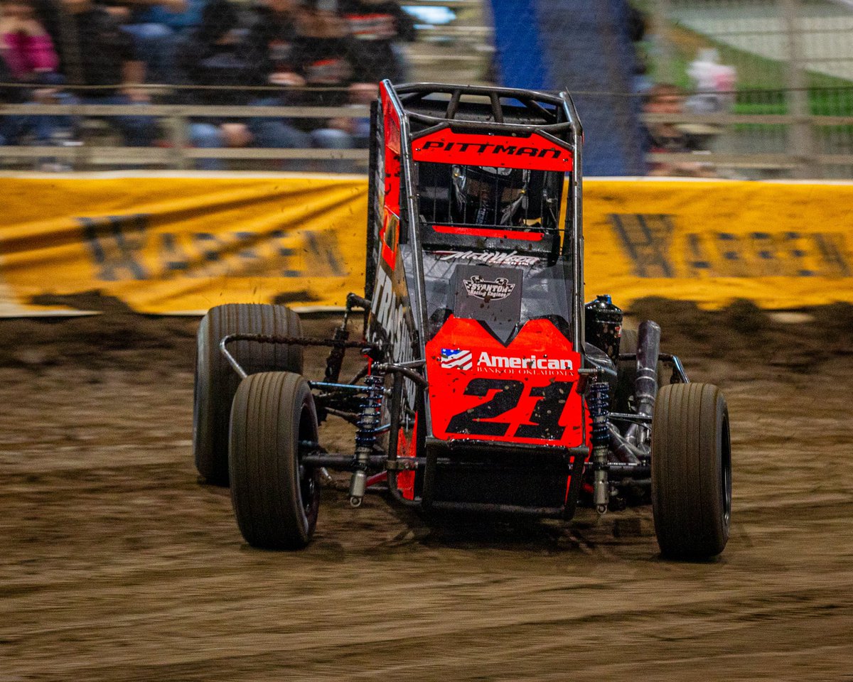 UltraShieldRace's tweet image. It’s almost showtime for the #21 at the Chili Bowl!