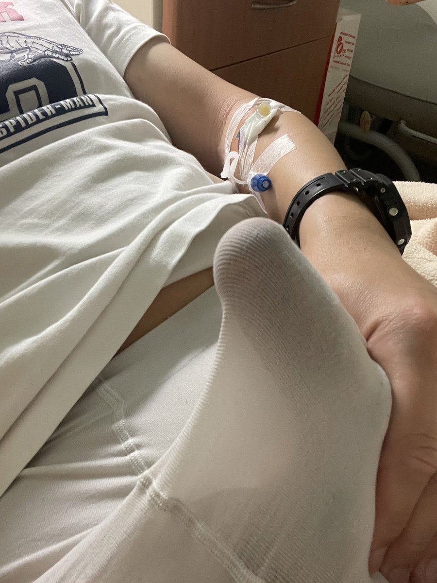 從這反應看來應該是好多了😅

#絲襪 #褲襪 #白褲襪 #褲襪愛好者 #男生穿褲襪 #mantyhoseinpublic #pantyhose #whitepantyhose #mantyhose #stockings #tight #menintights