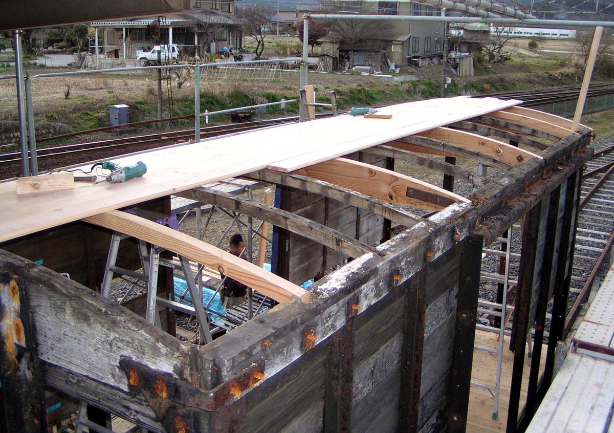 FRM_2003's tweet image. 17年前の今日は、鉄道省ワ1形5490の修復作業を行ってました。
（2008.1.19）

ワ5490の大修復で、屋根材をすべて解体し張り替えました。

#貨物鉄道博物館
#ワ1