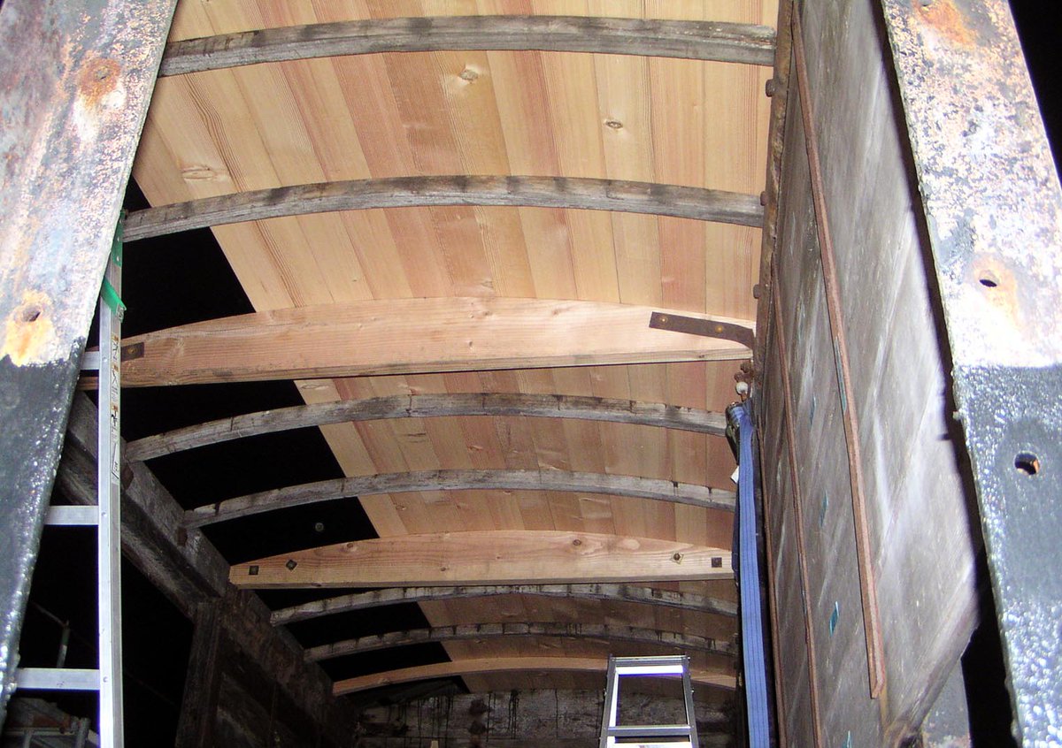 FRM_2003's tweet image. 17年前の今日は、鉄道省ワ1形5490の修復作業を行ってました。
（2008.1.19）

ワ5490の大修復で、屋根材をすべて解体し張り替えました。

#貨物鉄道博物館
#ワ1