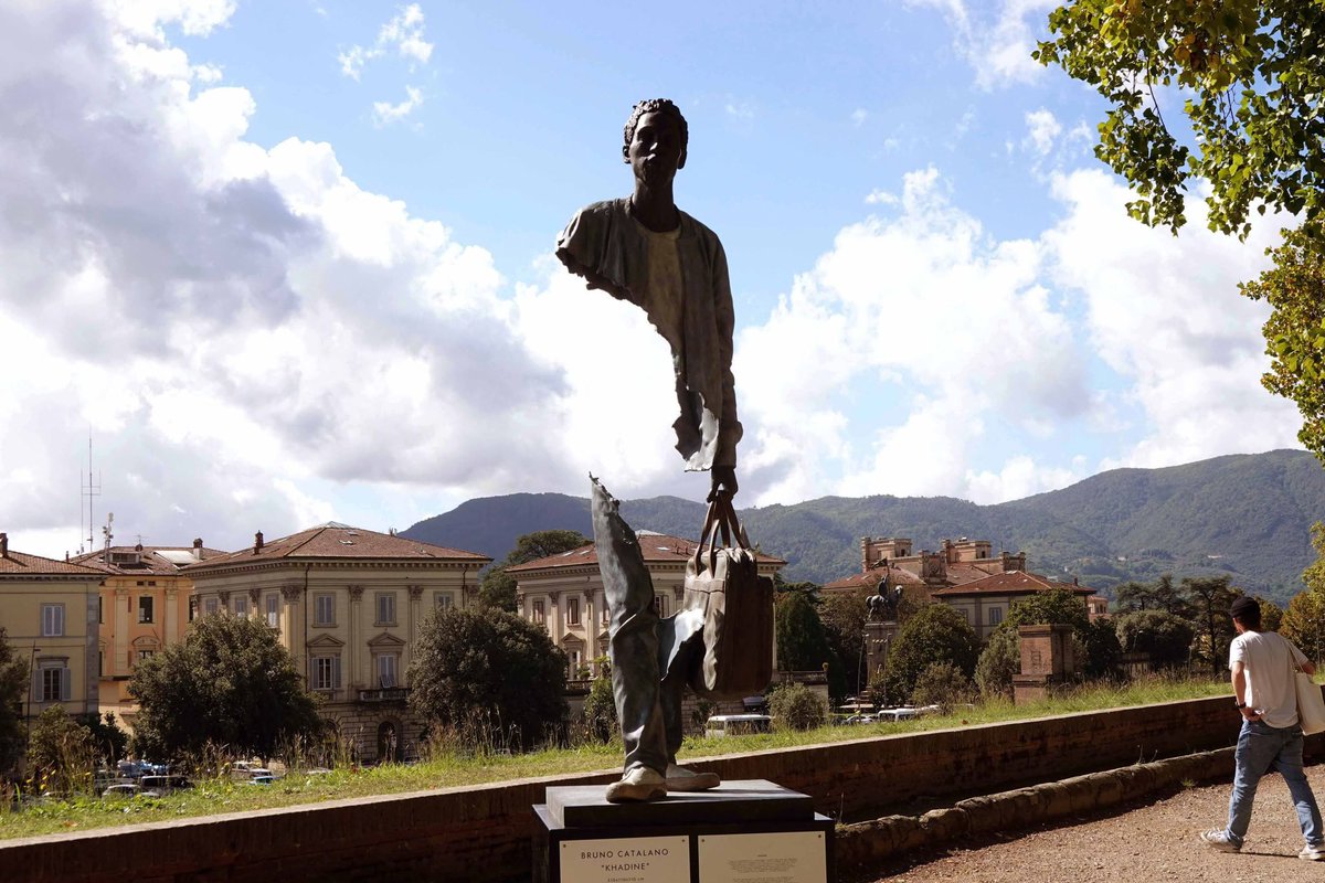 #lucca -Sulle Mura , scultura di Bruno Catalano di Alain Vannucchi