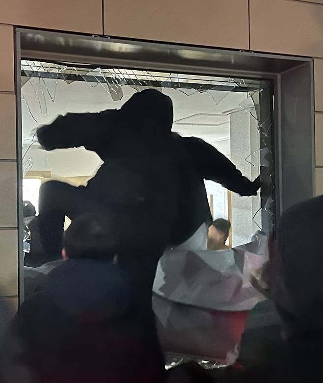 무려 국회                                         무려 법원