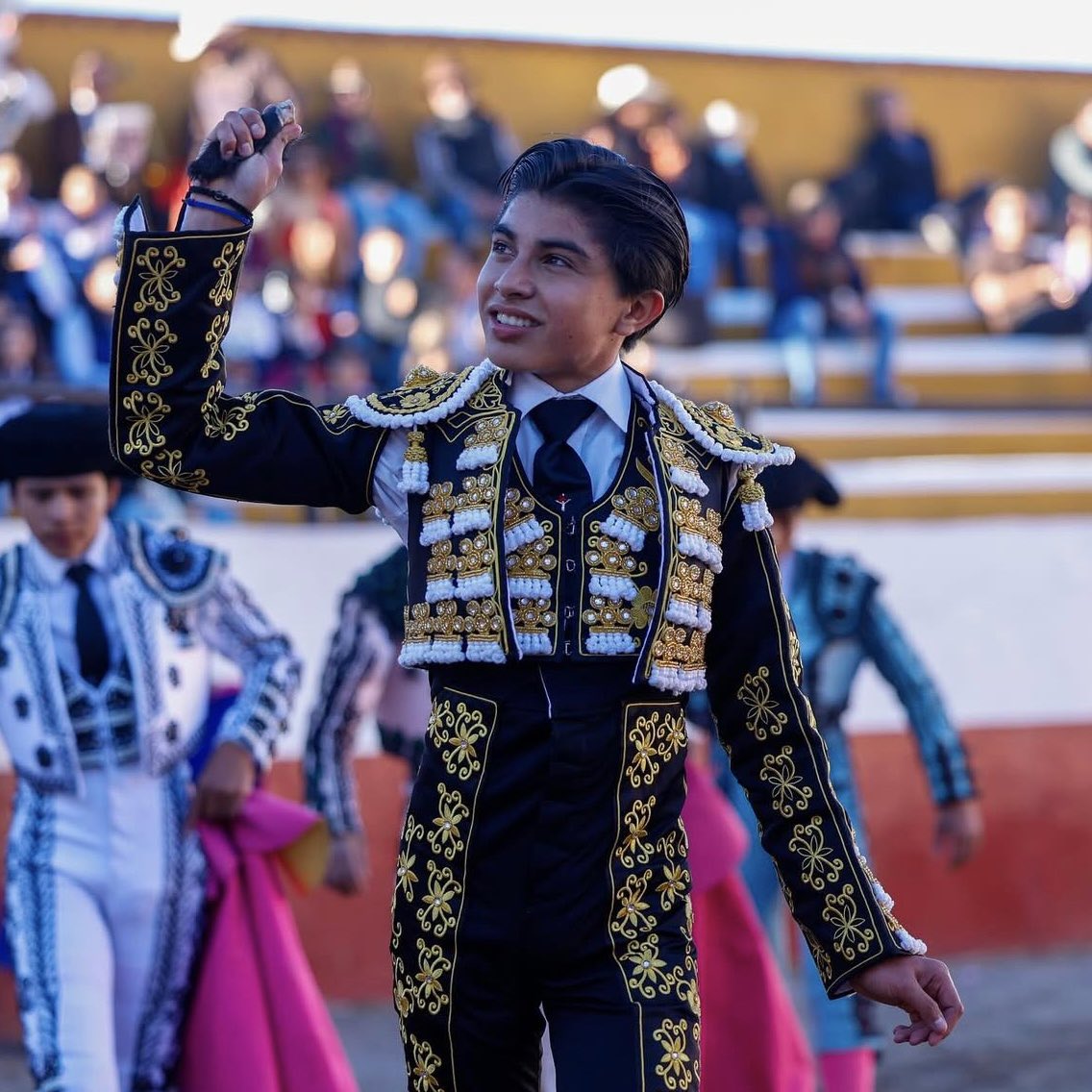 TauroNota's tweet photo. #CopaAguascalientes 🏆 Fernando Zertuche dando vuelta al ruedo con el apéndice en sus manos. @fer.zertu
📷: ATMA https://t.co/8HA5cDUWeN