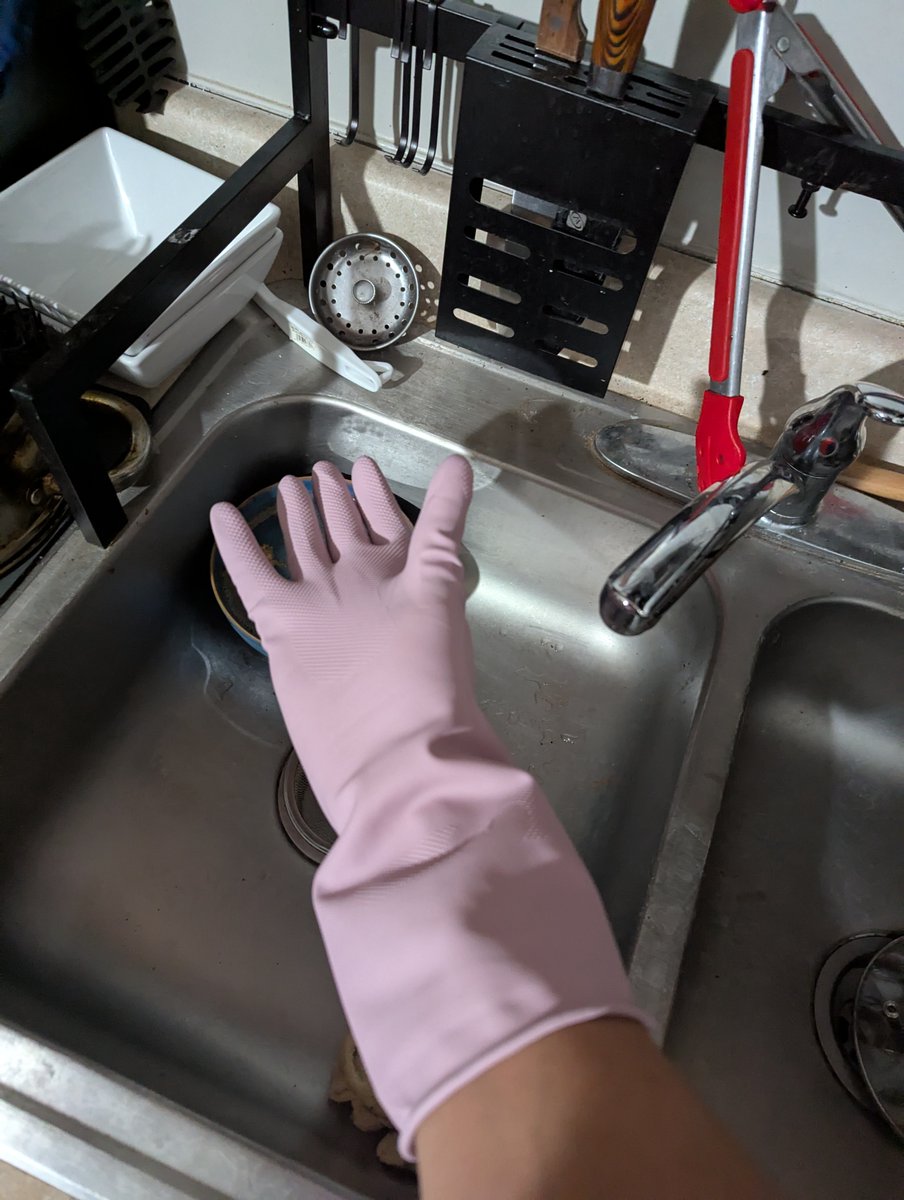 UndercoverMuk's tweet photo. Bought these arm-length reusable rubber gloves on a whim and holy fuck they're legit. Accidentally got the small size though. Either way, my housewife arc continues. We're one step closer to the Onlyfans where I'm doing chores naked in an apron. https://t.co/n9kacJVdGQ