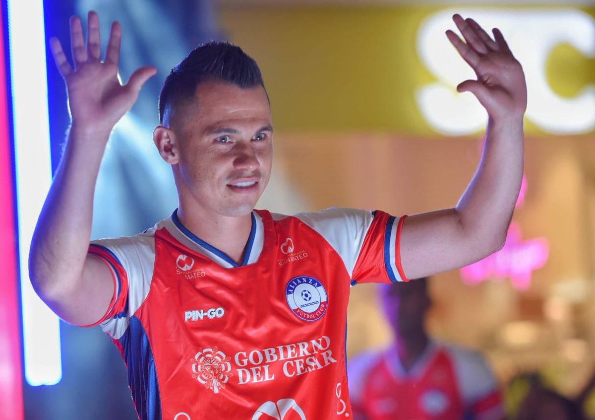 GobdelCesar's tweet photo. ¡El Alianza Valledupar FC tiene nueva piel!

El equipo que nos representa en el fútbol profesional colombiano presentó la indumentaria y plantilla con la que disputará este 2025 el campeonato nacional. 

Son 9 caras nuevas para este torneo, entre los que destacan el portero Juan Camilo Chaverra y el volante uruguayo Winston Fernández.

Todos en marcha al Estadio Armando Maestre Pavajeau, para acompañar a nuestro nuestro ⚽️ALIANZA VALLEDUPAR 👏🏻