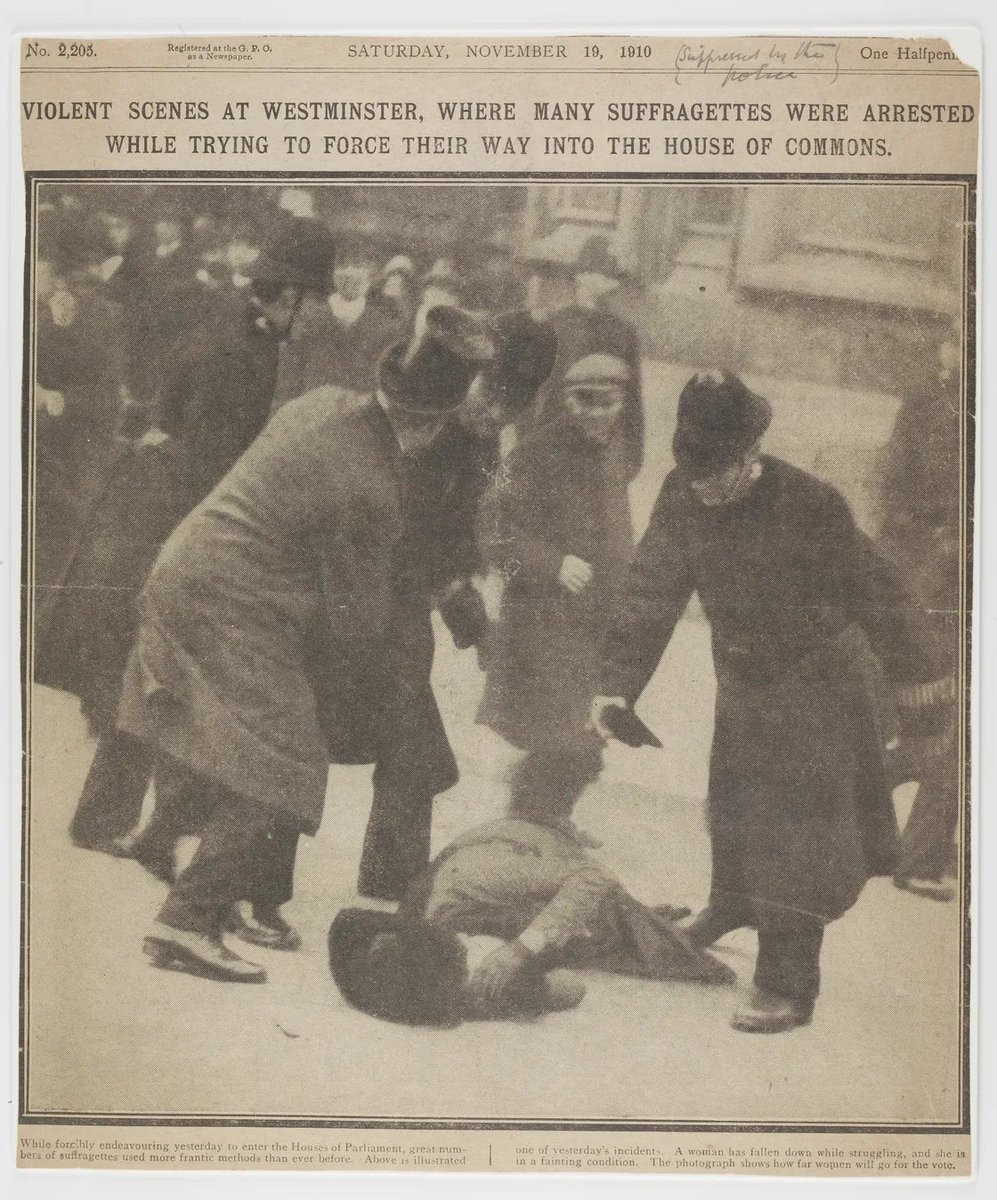 Durante el #BlackFriday de 1910 las sufragistas fueron expulsadas del Parlamento por la policía y echadas a la multitud que las violentó,las insultaba y agredía  y abusó sexualmente de algunas de ellas.
Unas 150 fueron posteriormente detenidas.
Así se consiguió tu derecho al voto