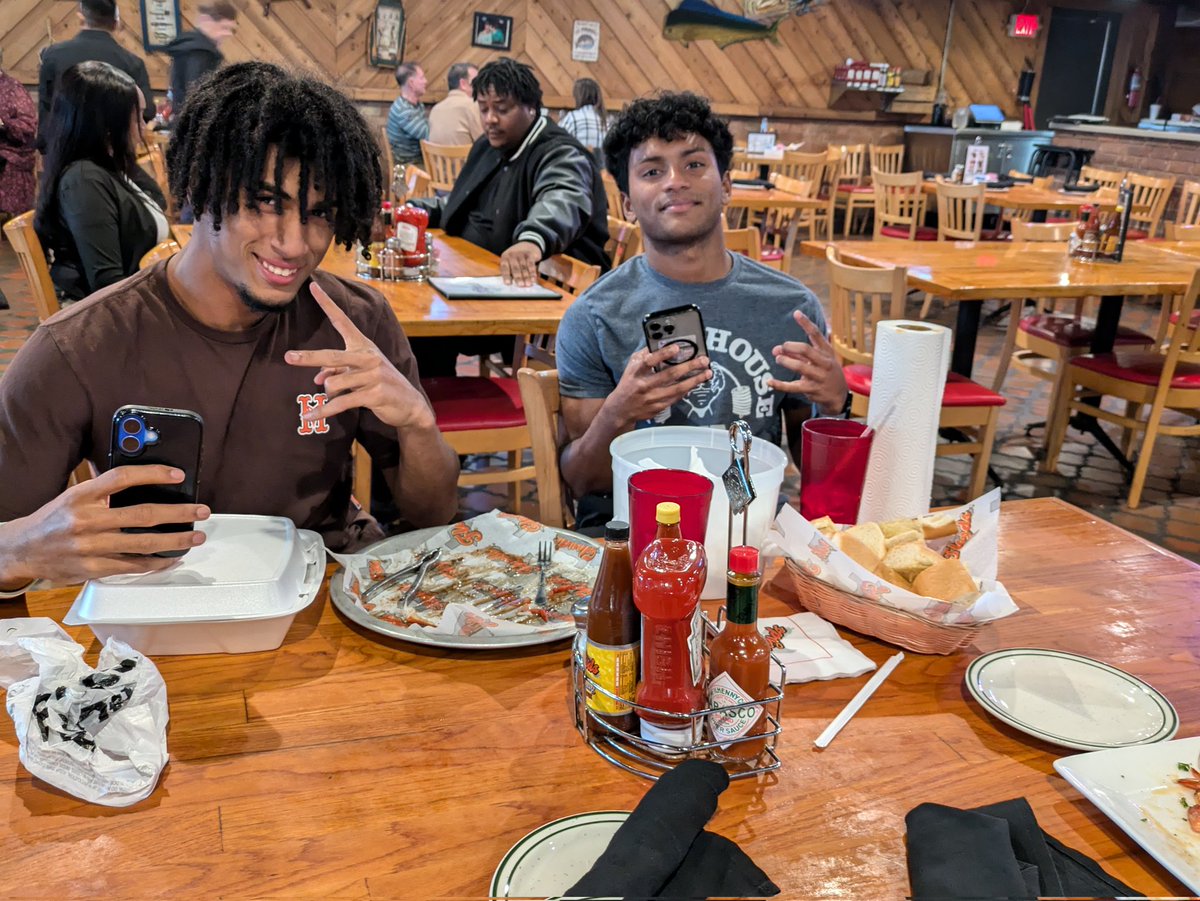 Senior Sprinters <a href="/ya_homieajay/">Ajay Adharsan</a> and <a href="/IHernandezIH25/">Isiah Hernandez</a> took time out of their Saturday to get some track work in, so I took them out to eat after! They decided to go to Floyd's, trying to run the ticket up with snow crabs and boiled shrimp smh. They Bougie 💁🏾‍♂️ Lol Track Life ✊🏾💨💨