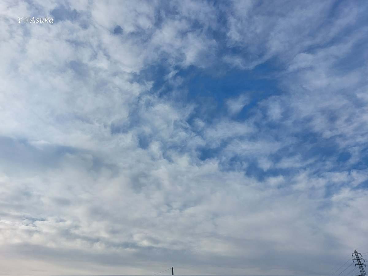 yumeasutw's tweet photo. 空一面雲が広がり頭上に僅かに青空が覗く、お日様は朧気な冷えた日曜日の朝🌥️
予想最高/最低気温🌡️11℃/-4℃
曇り時々晴れ☁️/☀️
日中は青空が広がりそうですが、夕方から再び雲が多くなりそうです。
#イマソラ #いまそら
#高積雲 #巻雲
#空の名前
#天気の図鑑 #雲の超図鑑
#a2025 #a0119 #a202501 https://t.co/BTpdmFonXo
