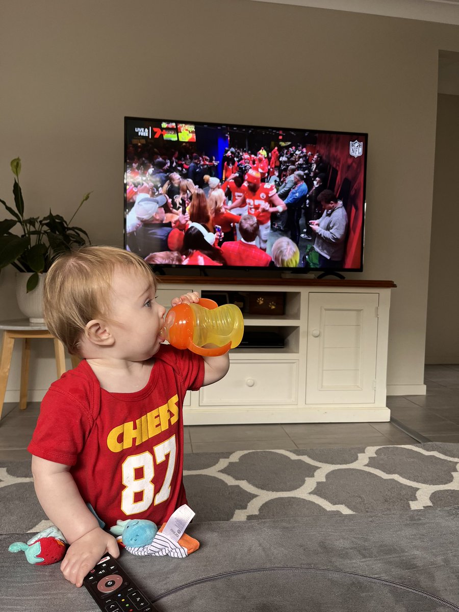 XE881's tweet photo. Celebrating a big @Chiefs win. #GoKelce #GoChiefs https://t.co/6HV5d2rsAS