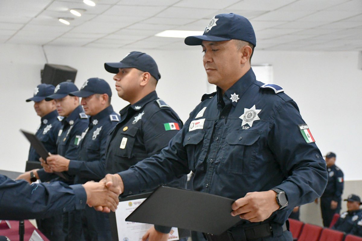 A través del Centro de Estudios e Investigación en Seguridad capacitamos a 88 elementos en:

☑️ Curso de “Protección a Funcionarios” y “Derechos Humanos”.
☑️ “Diplomado en Mandos Medios”.

De esta manera, fomentamos el liderazgo, lealtad, y perspectiva de género.👮🏻‍♂️👮🏻‍♀️