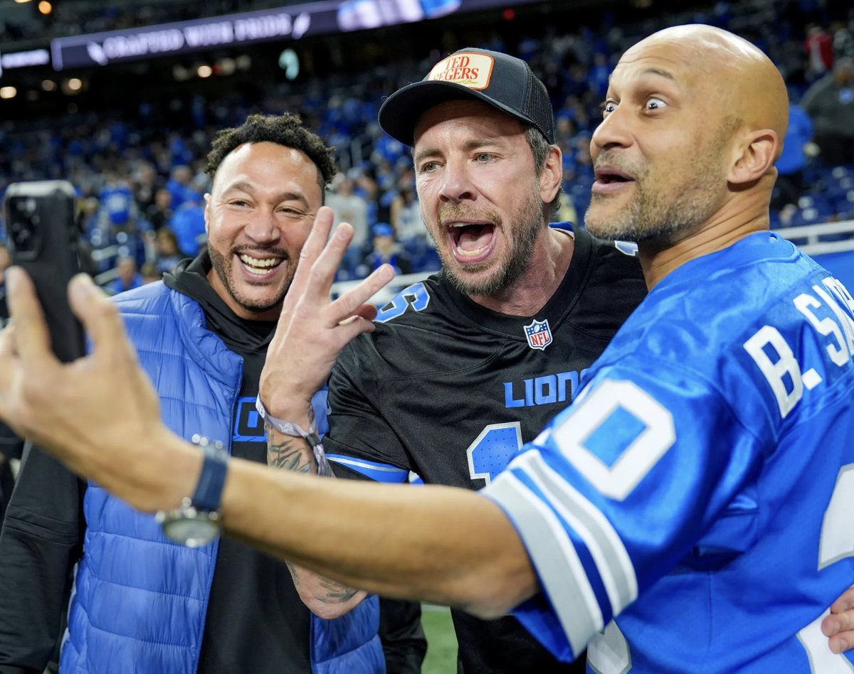 freep's tweet photo. The stars are out tonight. 🤩@KeeganMKey takes a selfie with Dax Shepard and @CharlieBatch16 before the @Lions take on the Commanders tonight at Ford Field. #OnePride

📸: @kpmitchellphoto https://t.co/NLGEmHdF8n