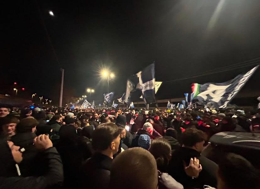 TheNapoliZone's tweet photo. #Napoli fans are outside of the capodichino airport waiting for the team to arrive. 💙

📸@napolimagazine https://t.co/YGpA27HJYR