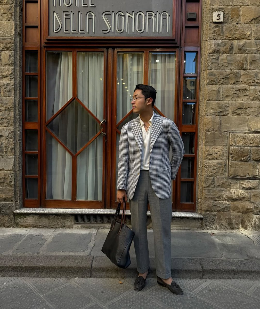 dieworkwear's tweet photo. here you can compare. longer jacket + higher rise trousers + extended shoulder = more flattering silhouette. gold statue looks like a man in a younger brother's outfit. https://t.co/FNCprtupWP