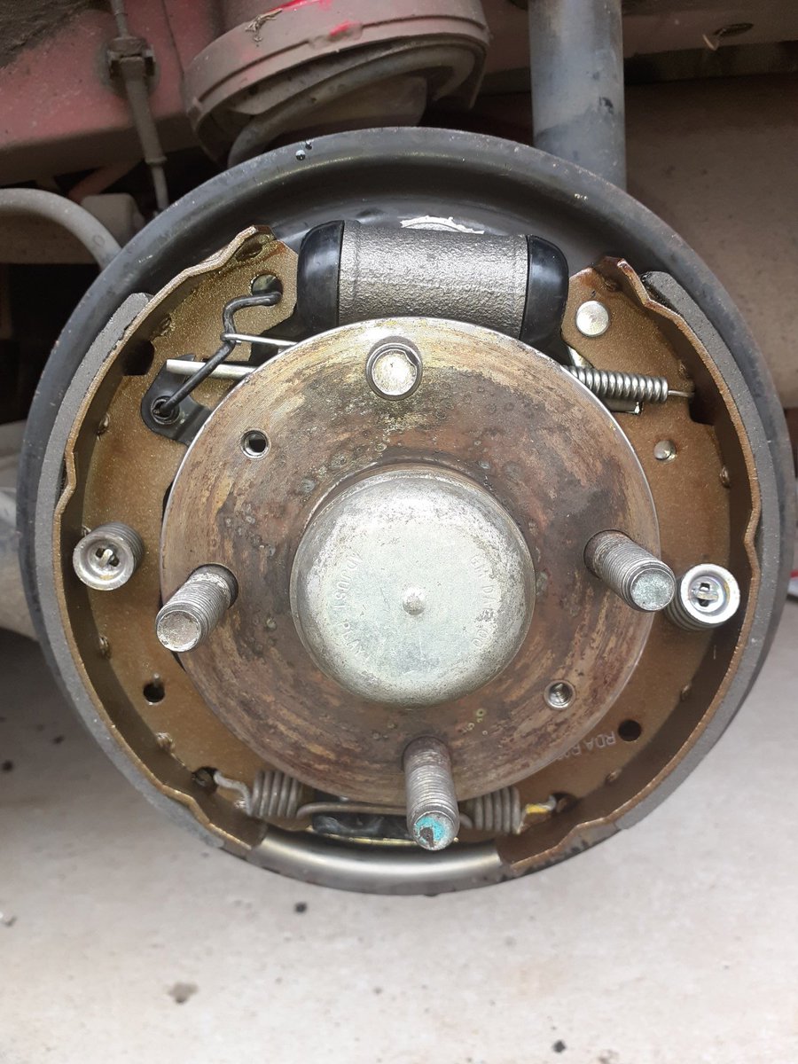 GrubRacing's tweet image. First time doing drum brakes. Just my luck, I had to replace the wheel cylinder too. Though I mind as well bleed the whole system and upgrade to dot4 while I'm at it!

 #backyardmechanic #mechanic #mechanical #diy #brakes #drumbrakes #holden #chev #chevrolet #daewoo
