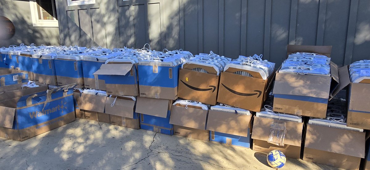 KariLikeSafari's tweet photo. Today we spent some time building #CRBoxes to help people get #CleanerAir after #LAWildfires. Huge thanks to all donors, organizers, volunteers for pulling together so many people to do these acts of good! https://t.co/2ajtv4JXJZ
