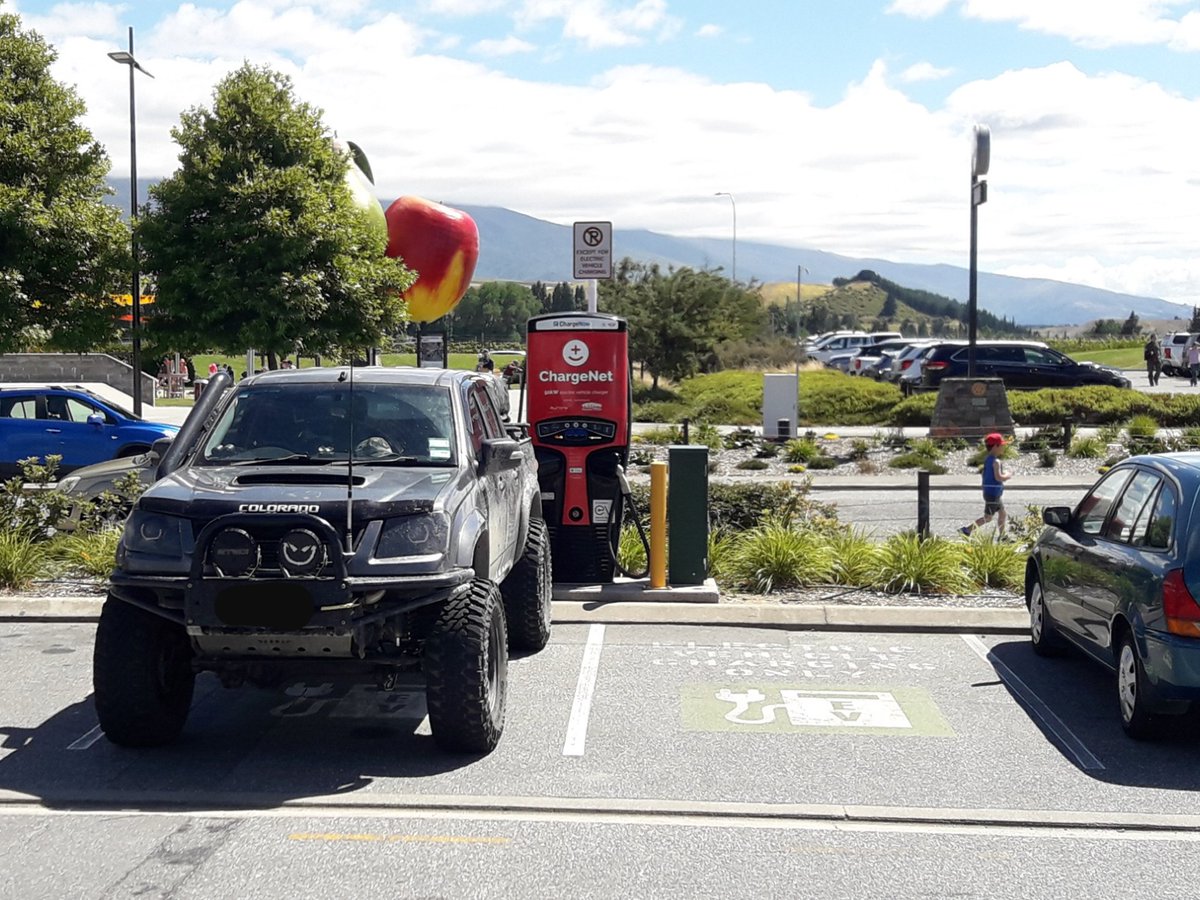 Coronal_Shadow's tweet image. Nice "EV" you've got there, parked in the EV charging spot 😠
(I had just moved mine from the other spot. Lucky no-one else was waiting 🚗⚡)