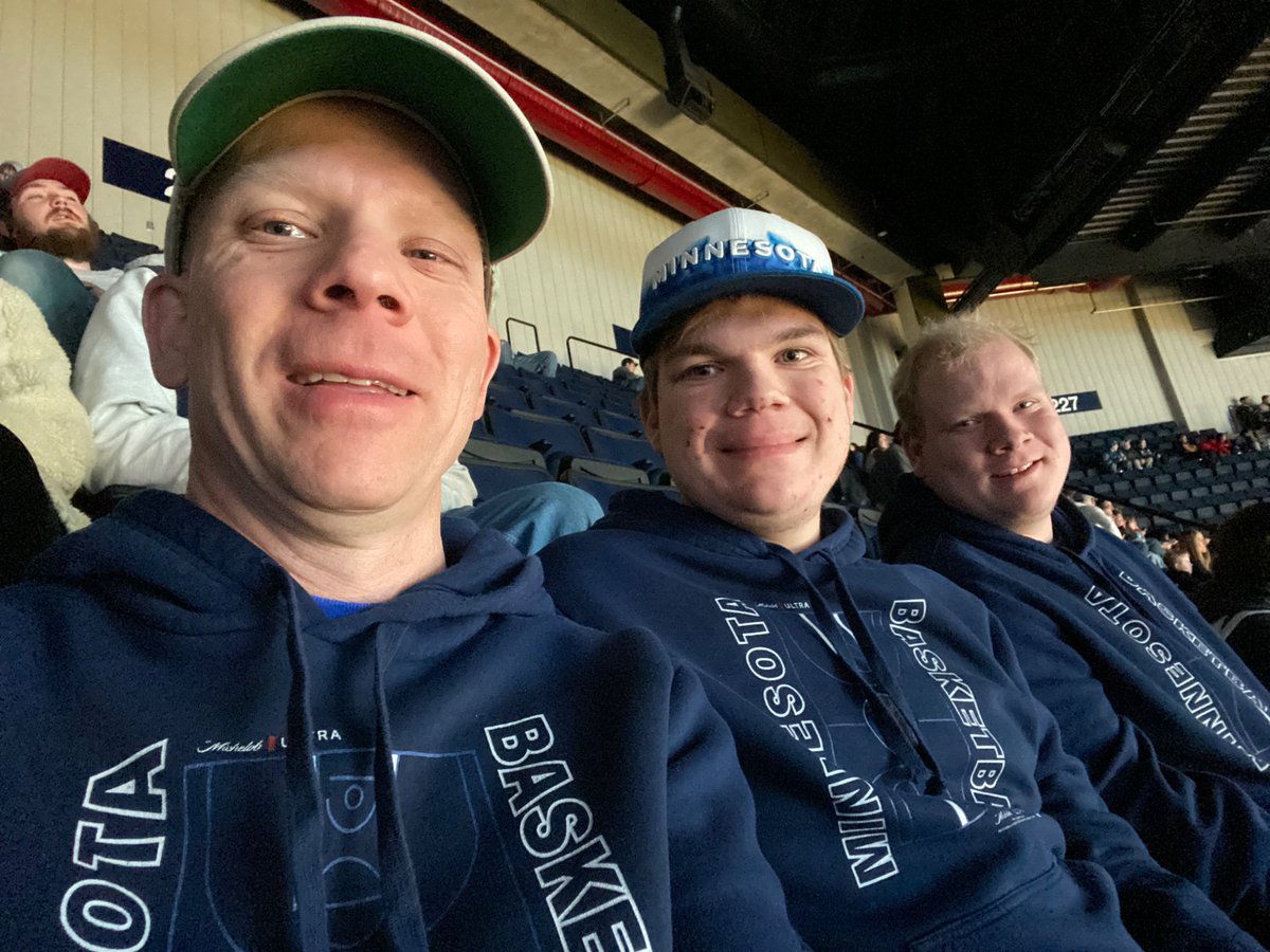 kedrock's tweet photo. Let’s go wolves! #packpix https://t.co/quCI9WIjF8