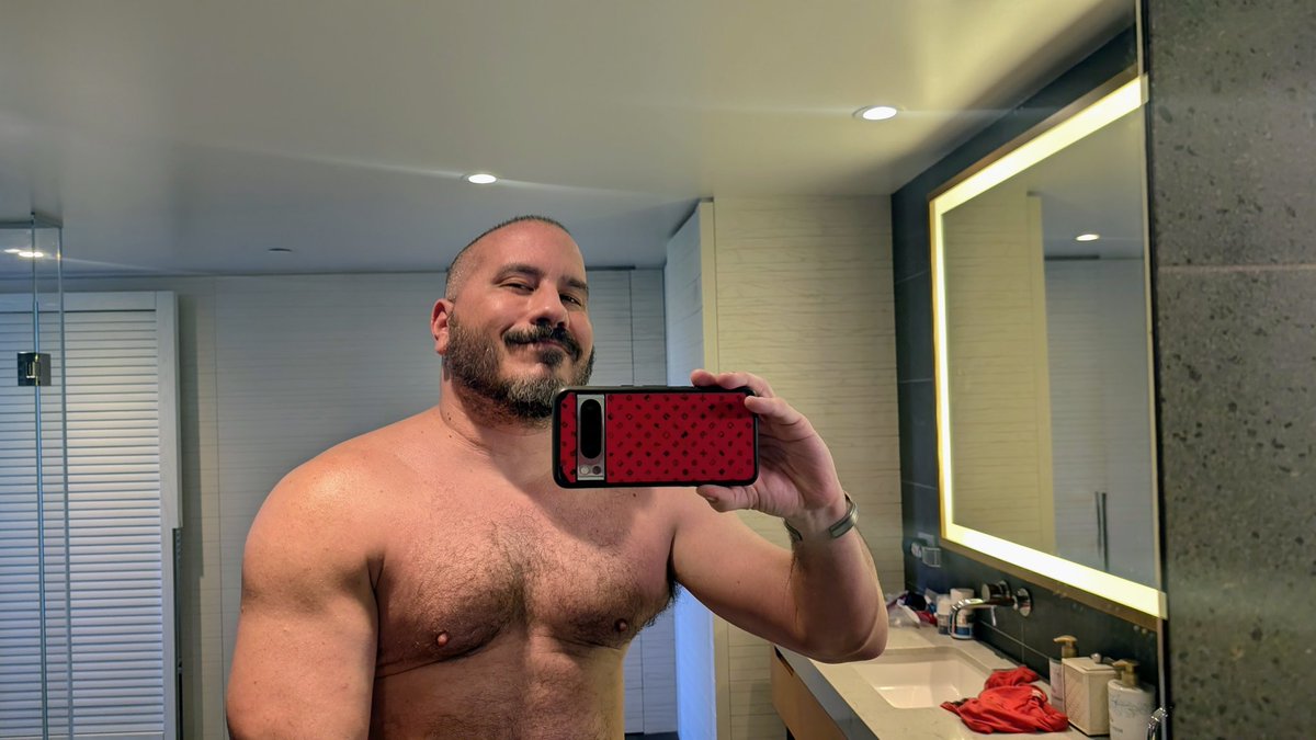 I'm not sunburnt, you are!
#spup #propertyaw #hairygay #hairymuscle #hairygym #musclebear #cuddlebear #musclepup #cuddlepup #musclecub #lazybear #scruffy #scruffygay #scruff #beardedmuscle #beardedgay #son4Dad #fatherson