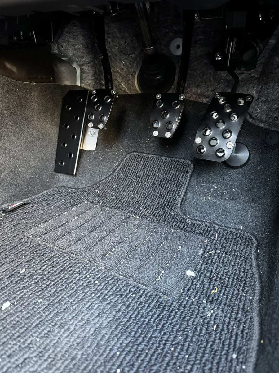 HoihoiSan991's tweet photo. 先週取り付けたペダルの皿ボルトの色が気に入らなく、Amazonで黒い皿ボルトが売っていたので早速購入&取り付け。自己満足ですがスッキリ。ついでにヒューズボックスカバーにHKSのドライカーボン取り付け。こちらは交換タイプかと思っていたら貼り付けるタイプでした。
#GR86
#Beatrush
#ペダル
#HKS https://t.co/BvvMAG6rD5