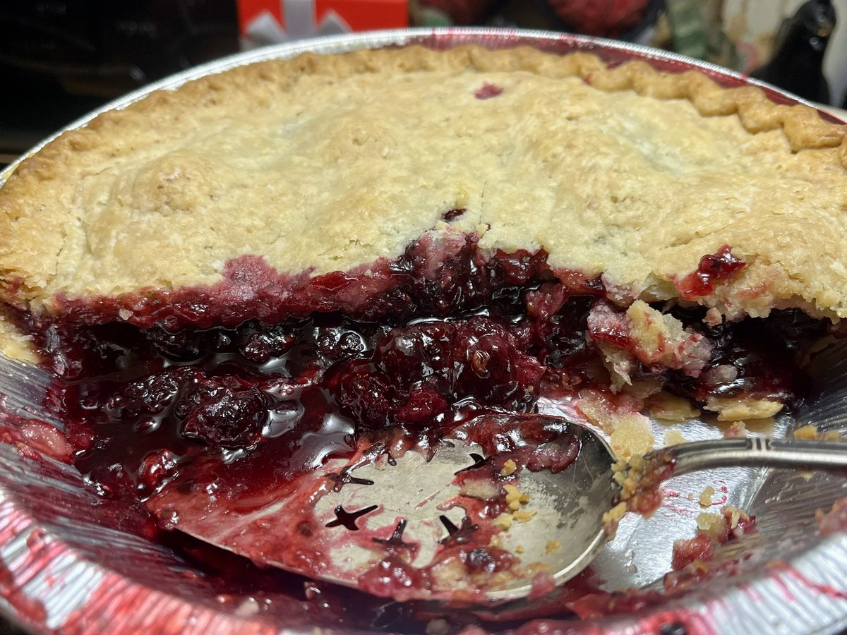 fudgemon's tweet photo. Made Mom a delicious bday dinner. Lobster, crab legs, snow peas, corn, &amp; hush puppies. The razzleberry pie is legit amazing with vanilla ice cream! https://t.co/cMboUXbwjB