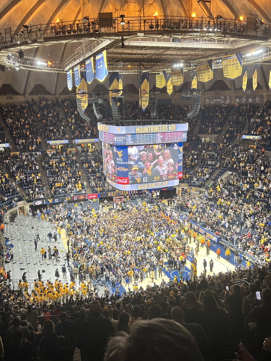 MoneyGun304's tweet photo. Insane photo. Country Roads ending. Fans on the floor. Jerry West’s wife in tears. 

I love this place. https://t.co/a84o7ygegf