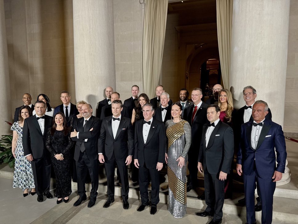 TheRealGorgNuwa's tweet image. First photo of Trump’s cabinet. It’s pretty white, not much diversity. There is also about a dozen billionaires and a few rapists in the lot. And why is the photo is such bad quality? Don’t they have proper photographs? 

#covfefechronicles #MAGAMorons #TrumpCult #FuckTrump
